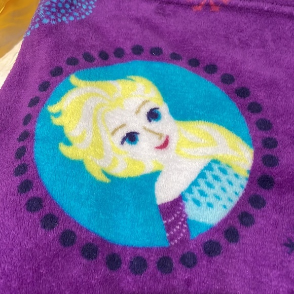 Disney 50x60 Frozen Anna and Elsa blanket in vibrant purple euc - Picture 2 of 7